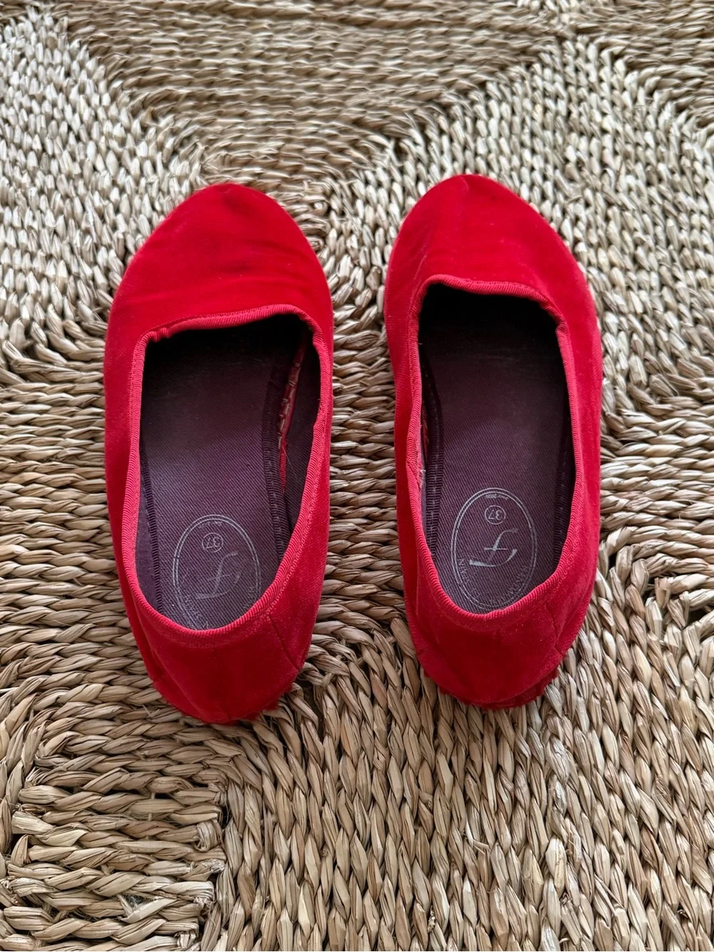 Flabelus Red Women's Slip-On Velvet Flats